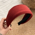 Dettaglio del cerchietto largo in velluto rosso vino con texture morbida e design chic - Rosso