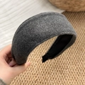 Dettaglio della trama in lana grigio scuro su cerchietto largo con rivestimento nero antiscivolo - Grigio
