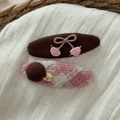 Dettaglio di uno scrunchie a quadretti e fermaglio con ciliegia ricamata su tessuto - Stile Ciliegia