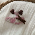 Vue détaillée de barrettes à cheveux en tweed rose et gris avec nœuds élégants - Paire de Barrettes Nœud Cœur