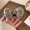 Dettaglio del fermaglio per capelli a fiocco leopardato con texture in tessuto e clip - Leopardo Chiaro
