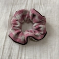 Détail d'un chouchou en tweed à carreaux rose et gris avec passepoil marron contrasté - Chouchou à Carreaux Roses