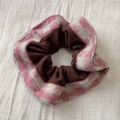 Vue détaillée du chouchou en tweed à carreaux roses avec couche interne en tissu brun - Chouchou à Bord Large