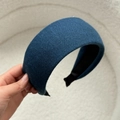 Dettaglio della fascia larga in maglia blu scuro con fodera antiscivolo e trama spessa - Blu scuro