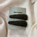 Lot de deux barrettes à cheveux en peluche vert olive foncé avec texture douce - Vert Foncé
