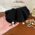 Detalle de pinza para el pelo tejida en color negro con perlas blancas colgantes - Negro
