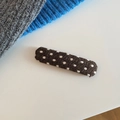 Retro kaffeebraune Strick-Haarklammer mit weißen Punkten auf minimalistischem Grund - Rechteckige Form (5995598465861) / Kaffee Rechteck