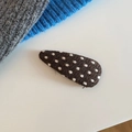 Minimalistische braune gestrickte BB-Haarklammer mit weißen Punkten auf weißem Tisch - Tropfenform (5995598465859) / Kaffee Dreieck