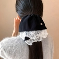 Französisches Vintage Samt-Scrunchie in Schwarz mit weißer Spitze und Silberanhänger - Schwarz