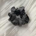Dettaglio ravvicinato dell'elastico a righe grigio scuro con etichetta fatta a mano - Grigio