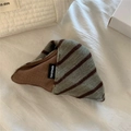 Detailansicht der grün-braun gestrickten Streifentextur mit einem Handmade-Etikett - Khaki