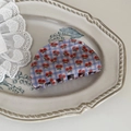 Dettaglio molletta per capelli a quadretti con ciliegie su vassoio in ceramica vintage - Semi-Circle Claw