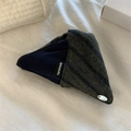 Detailansicht der gestreiften Stricktextur und des Handmade-Etiketts an dieser Haarklammer - Marineblau
