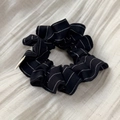 Dettaglio di scrunchie nero con strisce bianche e texture plissettata spessa - Blu Notte