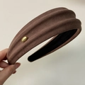 Detail of a brown fabric headband with a golden metal tag and non-slip lining - Yellow Coffee Headband