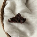 Détail d'une pince à cheveux en tweed avec textures colorées et plaque dorée - Clip BB Nœud
