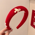 Detail van een rode spons hoofdband met witte gehaakte strik en getextureerde stof - Rood