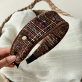 Détail du serre-tête en tweed aux particules colorées et ornement en métal doré - Serre-tête Large