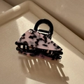 Molla per capelli a triangolo in acetato leopardato rosa e nero con dettaglio lettera B - Pinza Triangolare Leopardo Chiaro