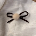 Fermaglio per capelli con fiocco di velluto marrone e pompon beige decorativo - Forcina a Fiocco Marrone