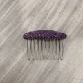 Dettaglio del tessuto in tweed viola a spina di pesce su un pettine in metallo a 10 denti - Viola