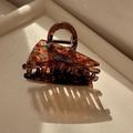 Dettaglio del fermaglio per capelli in acetato leopardato con logo B dorato e molla - Pinza Triangolare Blu Marrone