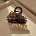 Dettaglio della molletta per capelli in acetato leopardato con lettera B dorata - Pinza Triangolare Motivo Tartarugato