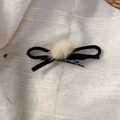 Fermaglio per capelli a fiocco in velluto con pompon crema e clip a banana nera - Molletta con Fiocco Nero