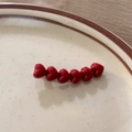 Pinza para el pelo de Año Nuevo con seis corazones rojos brillantes en plato - Estilo de Corazón Rojo