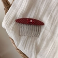 Dettaglio del pettine per capelli a righe bordeaux con fiocco rosso e denti in metallo - Pettine per Capelli con Fiocco Ovale Rosso