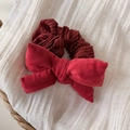 Dettaglio dell'elastico per capelli con fiocco rosso in velluto e tessuto a coste - Scrunchie con Fiocco Grande Rosso