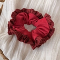 Dettaglio di elastico rosso con pizzo a righe bianche su sfondo di tessuto lino - Scrunchie con Volant a Righe Rosse