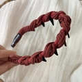 Dettaglio di un cerchietto bordeaux a righe fatto a mano con denti interni antiscivolo - Cerchietto a Righe Rosse