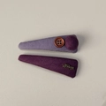 Détail de barrettes en tissu violet avec bouton vintage et breloque dorée Always en métal - Barrettes à Boutons Violettes