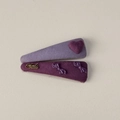 Détail de pinces à cheveux en tissu violet avec motif de cœur, nœuds et étiquette en métal - Barrettes Cœur Nœud Violettes