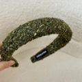 Grünes Tweed-Samt-Haarband mit Pailletten und Golddraht für einen Volumen-Look - Grüner Tweed-Stil