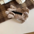 Nahaufnahme der Strick-Schleifen-Haarklammer in Beige mit strukturierter Stoffoptik - Khaki