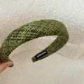 Samtgrünes breites geflochtenes Stirnband mit Handmade Etikett und Schwammpolsterung - Grüner Wollstil