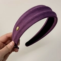 Détail du bandeau tricoté violet avec étiquette dorée 'Hand made' et tissu texturé - Serre-Tête en Tissu Violet