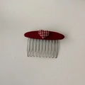 Détail d'un peigne à cheveux vintage avec cœur à carreaux rouge et dents en métal - Peigne à cheveux rouge