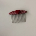 Détail du peigne à cheveux à carreaux rouges et blancs avec cœur sur base en métal argenté - Peigne à cheveux à carreaux