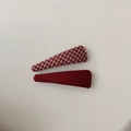 Détail d'un lot de barrettes à cheveux à carreaux rouges et en tissu rouge foncé uni - Pince Triangle