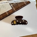 Detailansicht der dunkelbraunen Acetat-Haarklammer mit goldenem Bären und weißen Herzen - Bären-Herz-Stil / Medium Brown
