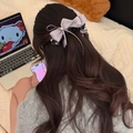 Détail d'une pince à cheveux en soie lavande ornée d'un strass brillant et élégant - Violet