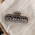 Dettaglio della molletta per capelli in acetato leopardato con logo dorato - Leopardato Grigio Rettangolo