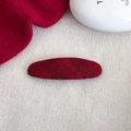 Elegante fermaglio per capelli ovale in velluto rosso vino su sfondo in maglia bianca - Clip Ovale in Tweed Bordeaux