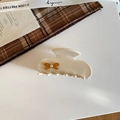 Nahaufnahme der cremefarbenen Acetat-Haarklammer mit brauner Schleife und glänzendem Strass - Cremefarbener Schleifenstil / Mittel Weiß