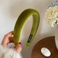 Textura detallada de diadema de terciopelo verde con etiqueta artesanal en el interior - Amarillo y Verde
