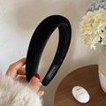 Primer plano de diadema de terciopelo negro acolchada con etiqueta de acabado artesanal - Negro