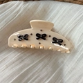 Cremeweiße Haarklammer aus Acetat mit schwarzen 3D-Schleifen und glitzernden Strasssteinen - Dreifach-Schleife-Strass-Stil / Großes Weiß